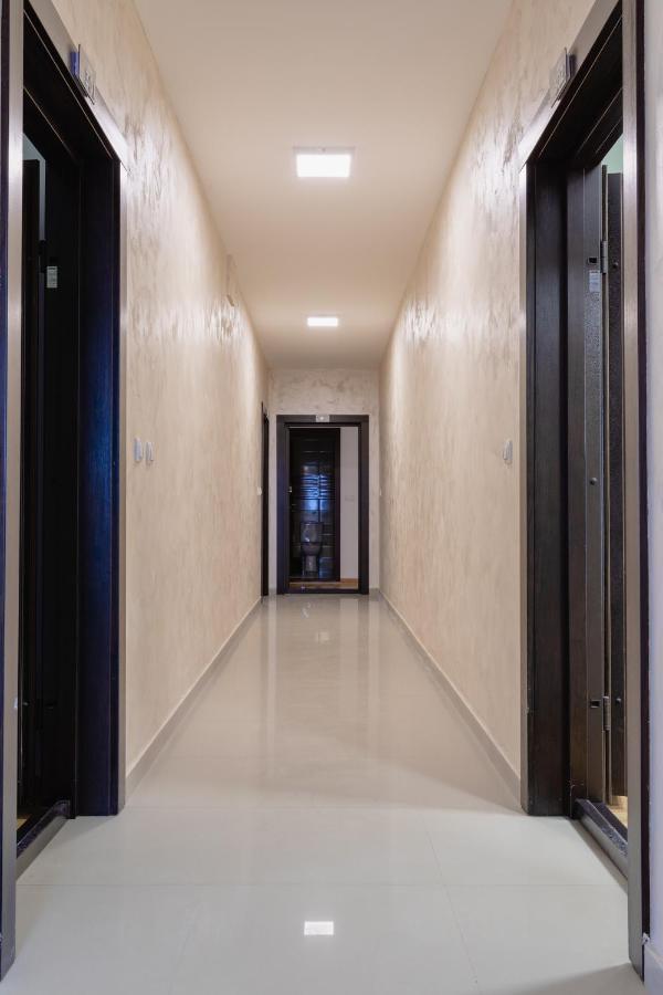 Airmi Hotel Surčin Buitenkant foto