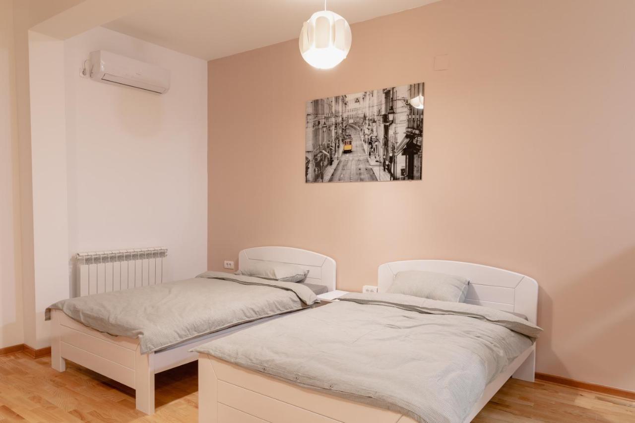 Airmi Hotel Surčin Buitenkant foto